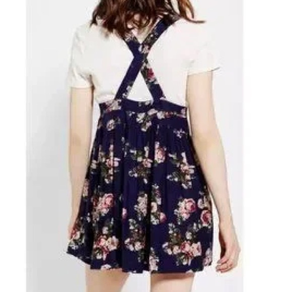 Urban Outfitters Kimchi Blue Navy Floral Overall Dress Size Large - Picture 2 of 4